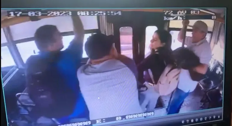 Momento en el que un grupo de tres personas actúan para robar la billetera de una joven en el bus.