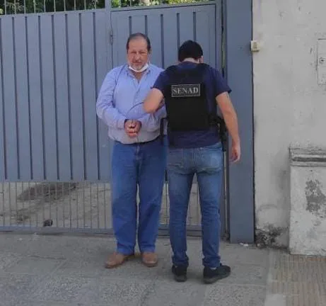 Julio Acevedo, custodiado por un agente de la Senad.