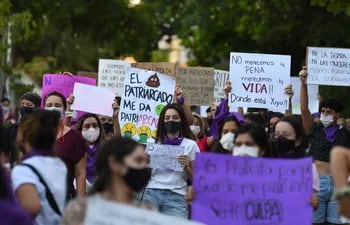 Imágenes de las protestas contra la violencia hacia las mujeres. La marcha del 8M por las calles de Asunción.