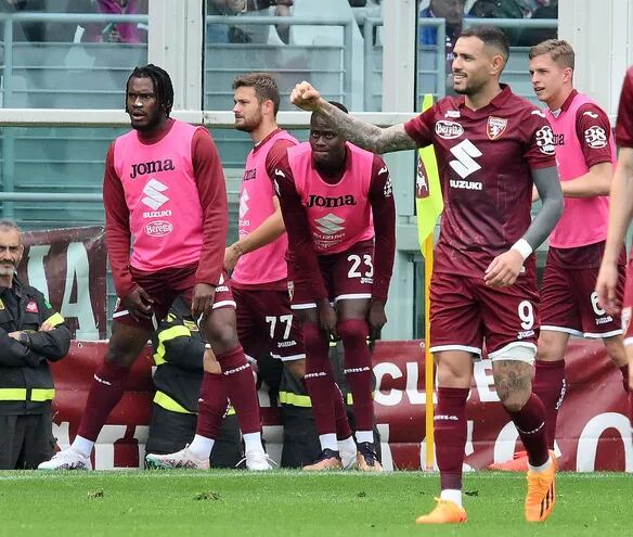 Antonio Sanabria celebra tras anotar ayer el gol del empate para Torino ante Fiorentina.