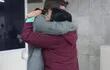 María Castañe, mamá de Belén Whittingslow, emocionada abraza al abogado Rodrigo Cuevas, luego de haber obtenido la aprobación de la accción de inconstitucionalidad que permitirá que la joven estudiante vuelva a casa.