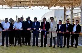 El presidente de la República, Mario Abdo Benítez, junto a directivos de Cervepar y otras autoridades, inauguraron el moderno centro de distribución, en Guarambaré.