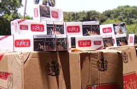 Varias cajas de cigarrillos de la marca "Eight" son apiladas entre sí, mostrando la carga que fue incautada por contrabando en Brasil.