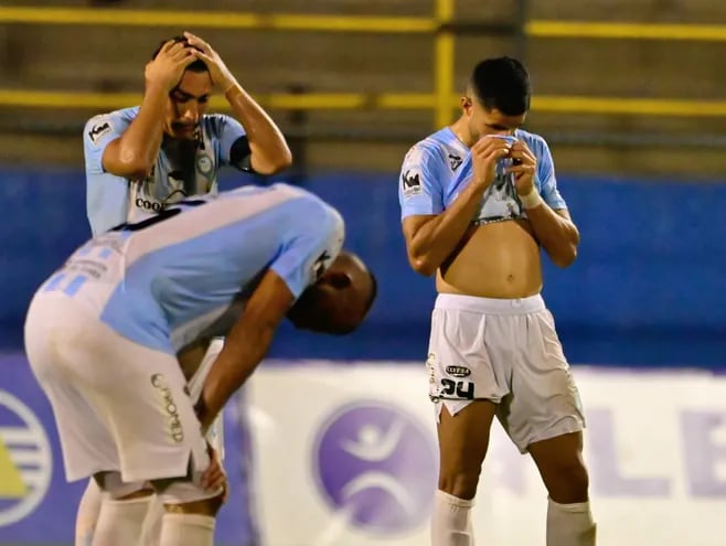 Miguel Paniagua, Juan Aguilar y Jorge González dan muestra de total desazón tras el final del juego y el descenso de categoría de Guaireña.