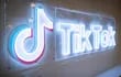 Logotipo del servicio de red social centrado en videos TikTok.