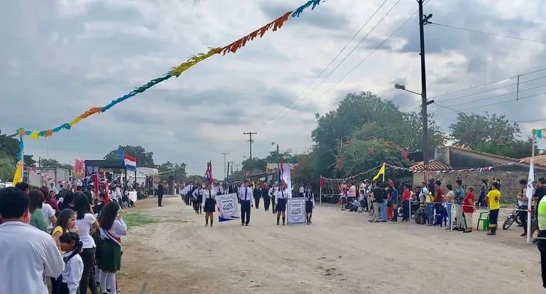 Desfile en recordación por los dos años de la creación del distrito de Itacuá.