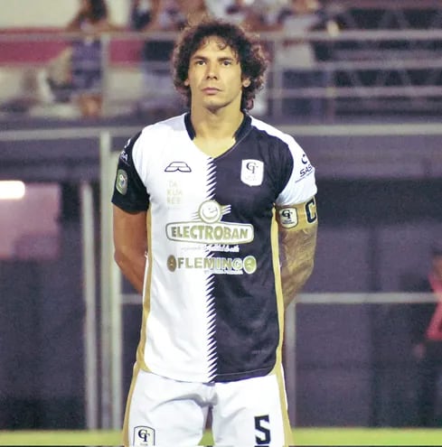 Nery Rubén Bareiro Zorrilla (34 años), zaguero central y capitán de Tacuary.