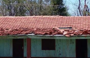 El techo de la escuela básica San José sigue hasta hoy en el mismo estado desde el temporal del 19 de octubre.