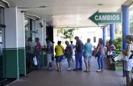 cola-de-visitantes-argentinos-en-una-casa-de-cambios-de-encarnacion-ahora-vienen-tambien-en-busca-de-divisas-principalmente-real-brasileno--214432000000-1544389.jpg