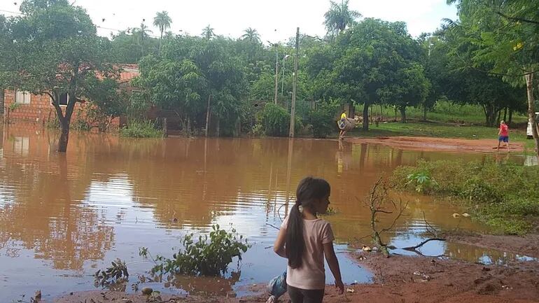 Varias familias abandonaron sus viviendas porque quedaron bajo agua