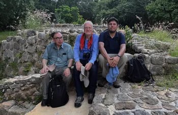 Los arqueo-astrónomos Jesús Galindo (i) y Stanislaw Iwaniszewsk (c), acompañados del arquitecto Ricardo Arturo García Reyna, posan en la zona arqueológica de Oxkintok, en Mérida (México).