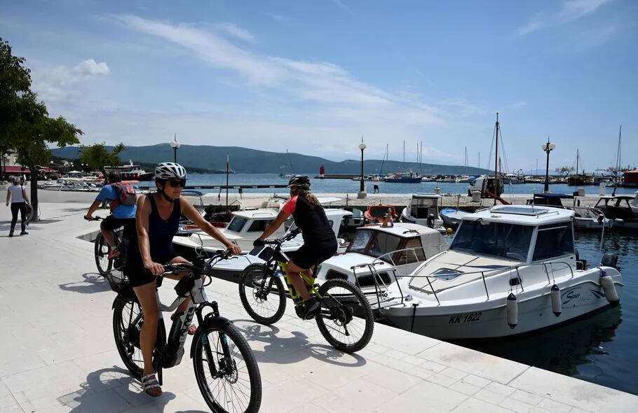 En Croacia, un grupo de turistas disfruta a pedal de la isla de Krk.