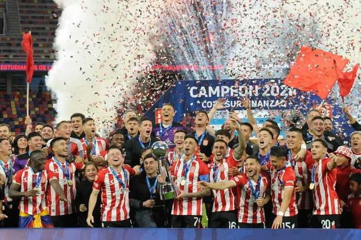 Players of Estudiantes de la Plata celebrate with the trophy after defeating Velez Sarsfield during the Argentine Professional Football League Cup final match between Velez Sarsfield and Estudiantes de La Plata at the Madre de Ciudades stadium in Santiago del Estero, Argentina, on May 5, 2024. (Photo by Eduardo RAPETTI / AFP)