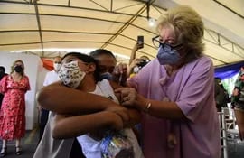 Un niño recibe una dosis de una vacuna contra la covid-19, durante el lanzamiento oficial de la campaña de vacunación en niños de 5 a 11 años en San Lorenzo. EFE.