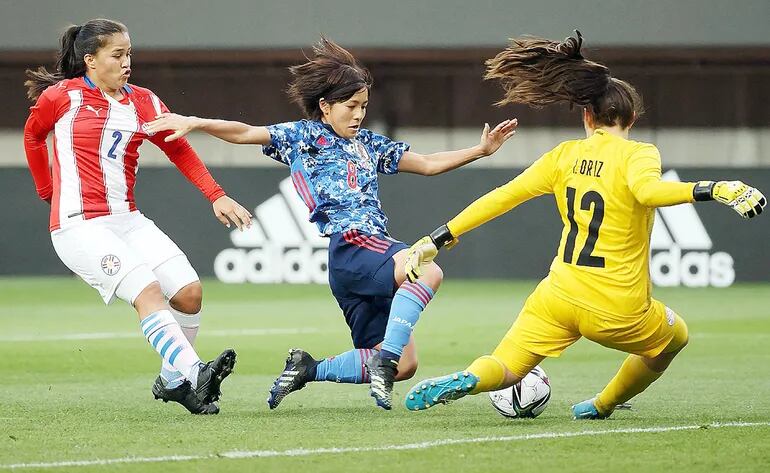 La japonesa Mana Iwabuchi en medio de las paraguayas Limpia Fretes y la arquera Isabel Ortiz anota uno de los siete goles de la selección de Japón en el amistoso de ayer en Sendai. (APF).