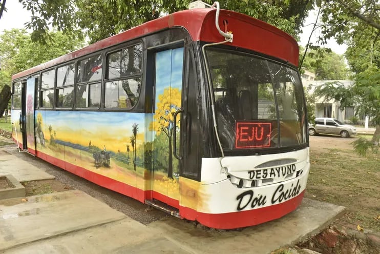 El exterior del ómnibus recuperado  fue pintado con paisajes alusivos al país.