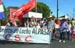 los-trabajadores-de-alpasa-en-una-de-las-marchas-realizadas-en-paraguari-para-llamar-la-atencion-del-ministerio-del-trabajo--201439000000-1448201.jpg