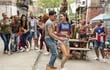 Anthony Ramos y Melissa Barrera interpretan a Usnavi y Vanessa en la película “En el Barrio”. Foto: Gentileza, Warner Bros.