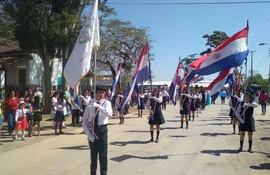 Estudiantes haciendo flamear la enseña tricolor dieron la nota distinta durante el desfile por los 133 años de fundación de Puerto Casado.