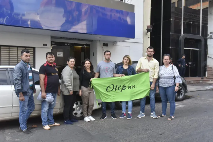 Docentes de la OTEP-SN protestan frente al MEC en Asunción.