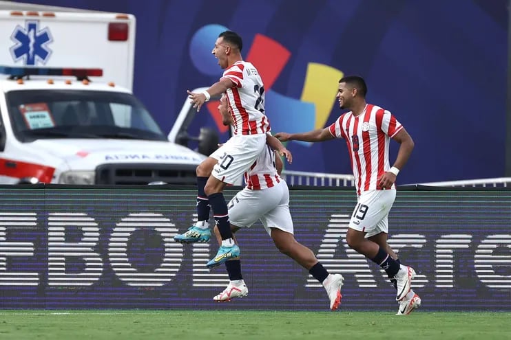 Fabrizio Peralta (c) de Paraguay celebra un gol contra Brasil hoy, en un partido del Torneo Preolímpico Sudamericano Sub-23 en el estadio Nacional Brígido Iriarte en Caracas (Venezuela).