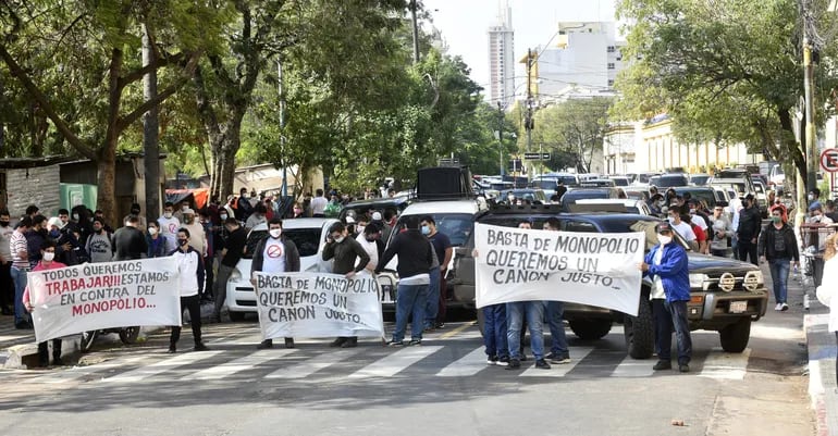 Explotadores de tragamonedas habían llegado frente al Congreso para exigir el cese de contrato entre iCrop SA y Conajzar, a fines del mes pasado.