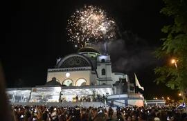 Fuegos artificiales dieron apertura oficial a la fiesta central de la Vírgen de Caacupé.