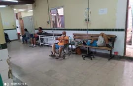 Se llegó a un punto en el que los pacientes son hidratados y conectados a oxígeno en sillas.