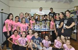 las-alumnas-del-ballet-de-la-gobernacion-con-los-premios-obtenidos--213914000000-1553824.jpg