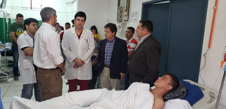 El Presidente Mario Abdo Benítez y Euclides Acevedo, visitando a uno de los heridos.