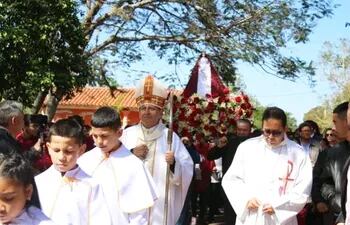 Procesión de la sagrada imagen de Santa Elena.