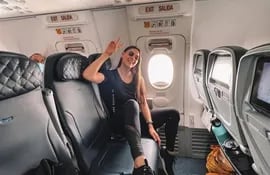 Feliz, Nicole Huber en el avión que la llevó a México.