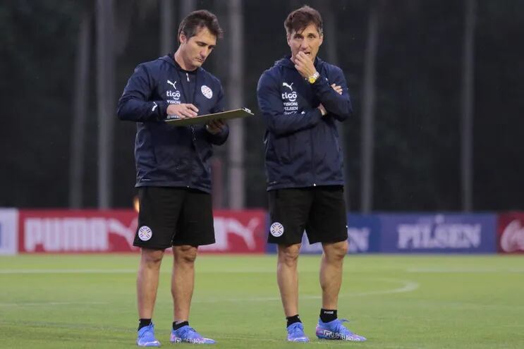 Guillermo (i) y Gustavo Barros Schelotto en el entrenamiento de la selección paraguaya en Ypané.