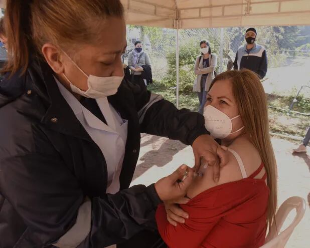 Tras dos semanas de espera, Salud Pública inició ayer la vacunación de unas 96.000 personas con la plataforma Moderna.
