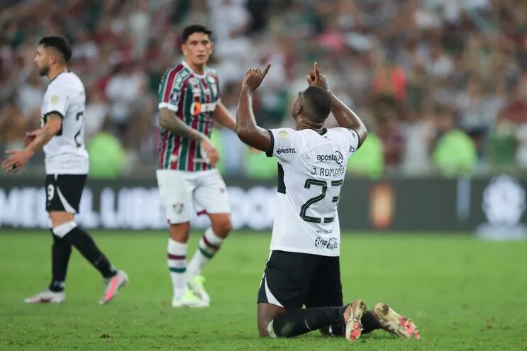 El colombiano Jhohan Romaña, jugador de Olimpia, al finalizar el partido ante Fluminense por los cuartos de final de la Copa Libertadores en el estadio Maracaná, en Río de Janeiro, Brasil.