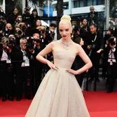 La actriz Anya Taylor-Joy, protagonista de  "Furiosa: A Mad Max Saga", llegando con un elegante vestido de Dior al Festival de Cannes.