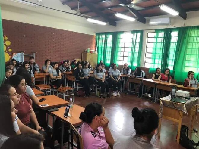Estudiantes y docentes del Instituto de Formación Docente (IFD) de Caaguazú participan del segundo congreso internacional de formación.