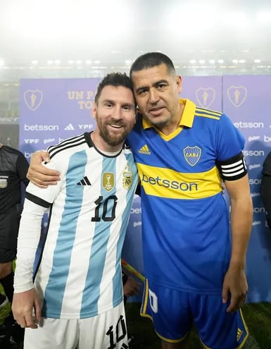 Messi acompañó ayer a Riquelme en su partido de despedida.
