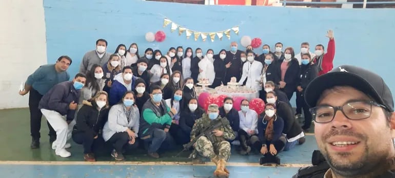 Personal de blanco que prestan servicio en el vacunatorio del estadio municipal Ykuá Pytä de Villarrica, aprovecharon la escasa concurrencia de personas para celebrar el Día de la Amistad.