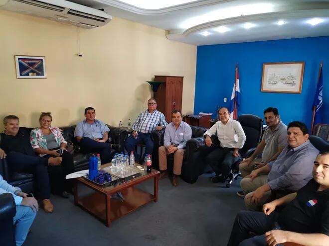 Diputados de todas las bancadas del PLRA reunidos con el presidente del partido, Hugo Fleitas.