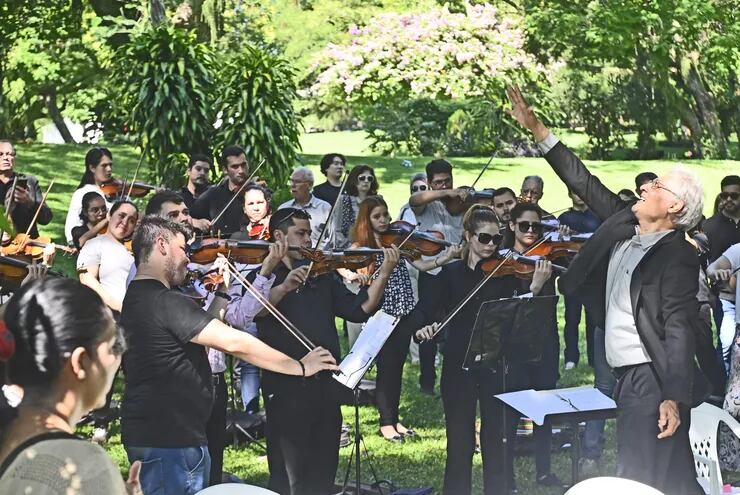 Una orquesta de alrededor de 70 músicos se conformó de manera espontánea y motivada por el cariño al maestro Miranda, aquí bajo la dirección de Javier Aquino Maidana.