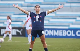 Fátima Acosta, jugadora de la selección paraguaya, celebra un gol en el partido frente a Perú por el Hexagonal Final del Sudamericano Femenino Sub 20 en el estadio Modelo Alberto Spencer, en Guayaquil, Ecuador.