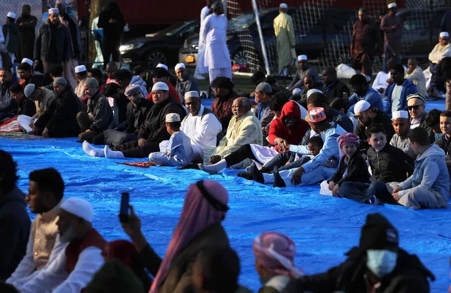 Millones de musulmanes de prácticamente todos los países de Oriente Medio celebran desde este viernes la fiesta del Aíd al Fitr, que pone fin al mes sagrado de ramadán, entre aspiraciones a la paz regional pero también con el sonido de la guerra en Sudán.