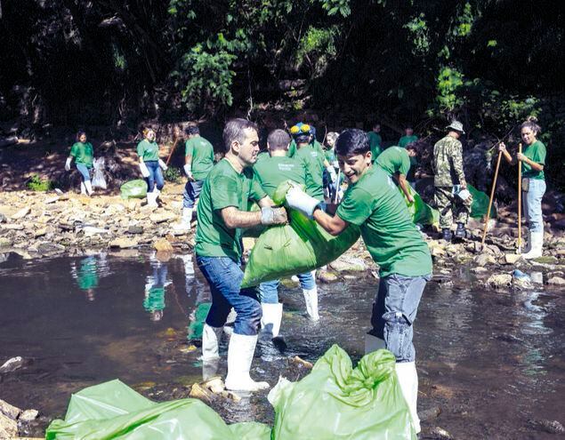 Unos 26.630 kilos de basura fueron retirados del cauce hídrico del arroyo Mburicaó, en el barrio Tablada Nueva de Asunción.