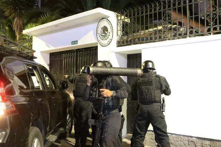 La Organización de Estados Americanos (OEA) convocó de emergencia dos reuniones para la próxima semana con el objetivo de abordar la grave crisis diplomática desatada entre Ecuador y México después de que las fuerzas ecuatorianas asaltaran la embajada mexicana en Quito.