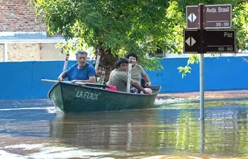 pobladores-de-la-localidad-uruguaya-de-paysandu-soportan-su-pero-inundacion-en-50-anos-afp-200237000000-1414913.jpg