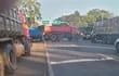 Camioneros cierran ruta en Yaguarón durante la mañana de este lunes.