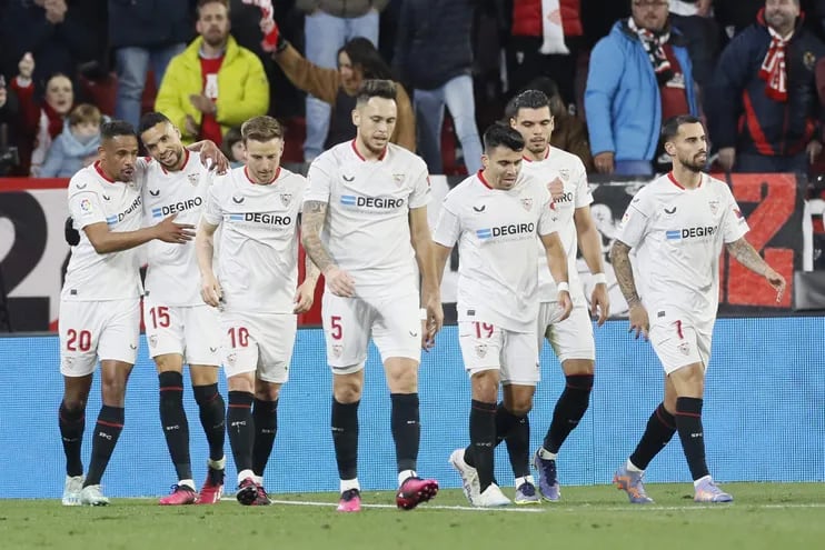 Los jugadores del Sevilla celebran uno de los goles conseguido por el equipo andaluz durante el encuentro correspondiente a la jornada 19 que Sevilla FC y Elche CF disputan hoy sábado en el estadio Sánchez-Pizjuán, en Sevilla.