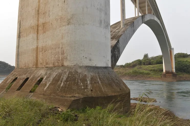La bajante dejó al descubierto los pilares principales del Puente de la Amistad en Ciudad del Este, que normalmente estaban cubiertos por el río Paraná.