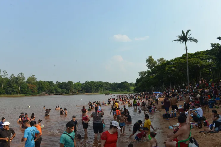 El intenso calor atrajo a una enorme cantidad de turistas a la Costanera de Ciudad del Este.